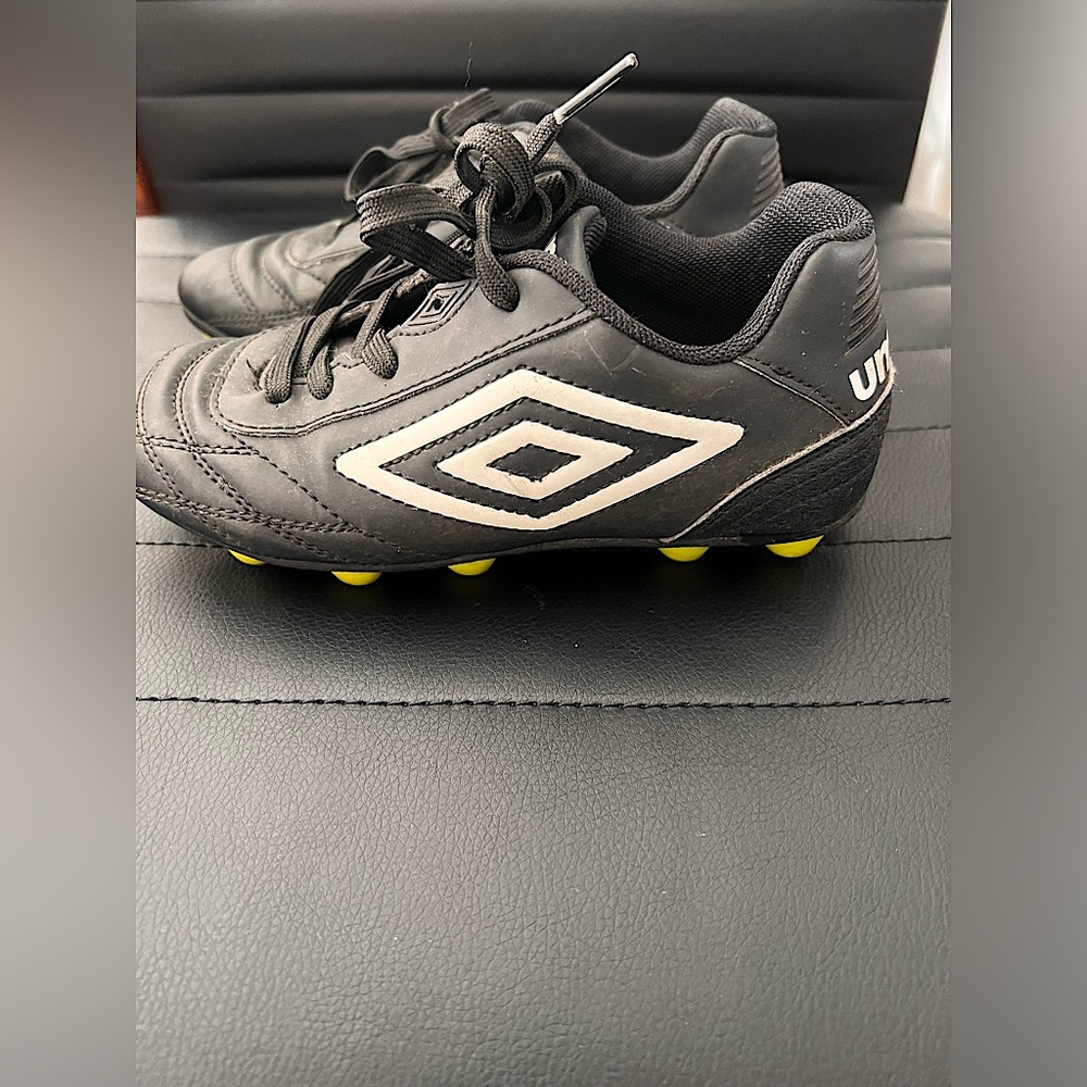 Umbro soccer cleats (Kids)